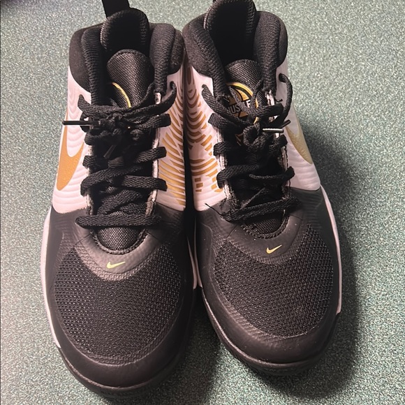 Nike Team Hustle Unisex Shoes 4Y EUC - Picture 4 of 5